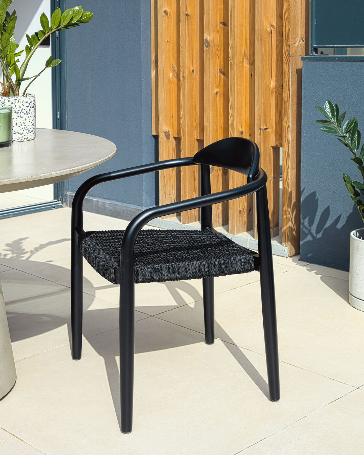 Nina stapelbarer Stuhl aus massivem Akazienholz mit mattschwarzem Finish und schwarzem Seil - ZEN ZONE Furniture