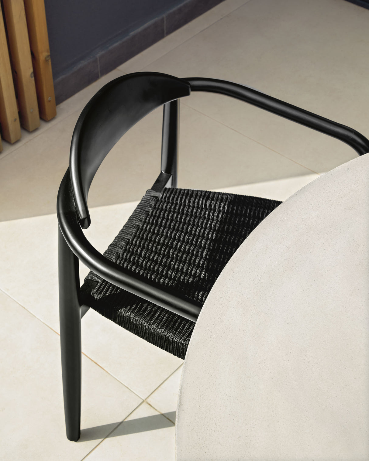 Nina stapelbarer Stuhl aus massivem Akazienholz mit mattschwarzem Finish und schwarzem Seil - ZEN ZONE Furniture