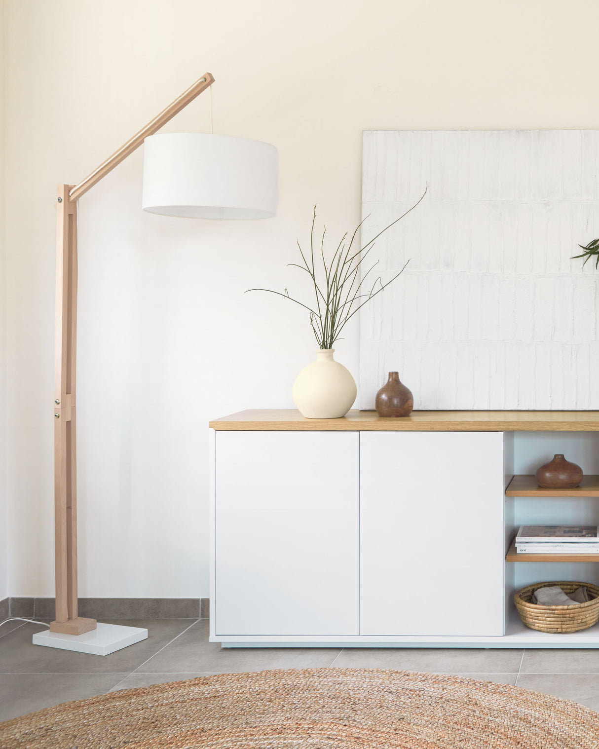 Stehlampe Riaz aus massiver Buche mit weißem Lampenschirm - ZEN ZONE Furniture