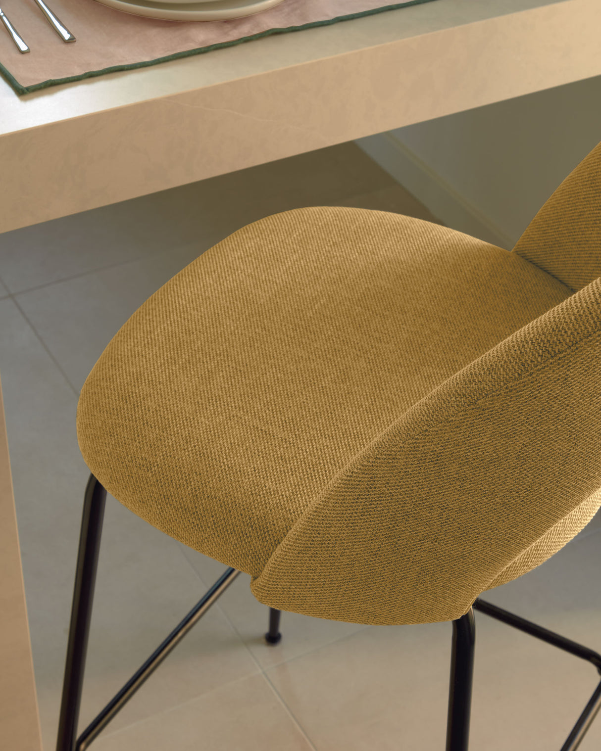 Mahalia Barhocker senfgelb und Stahl mit schwarzem Finish Höhe 63 cm - ZEN ZONE Furniture