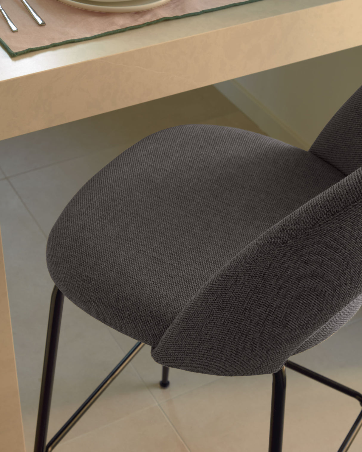 Mahalia Barhocker dunkelgrau und Stahl mit schwarzem Finish Höhe 63 cm - ZEN ZONE Furniture