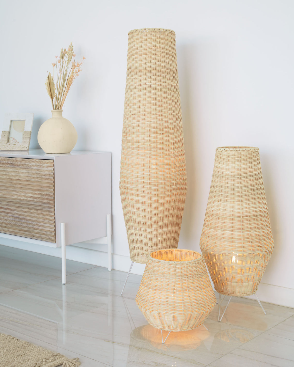 Kamaria mittelgroße Tischlampe aus Rattan mit natürlichem Finish - ZEN ZONE Furniture