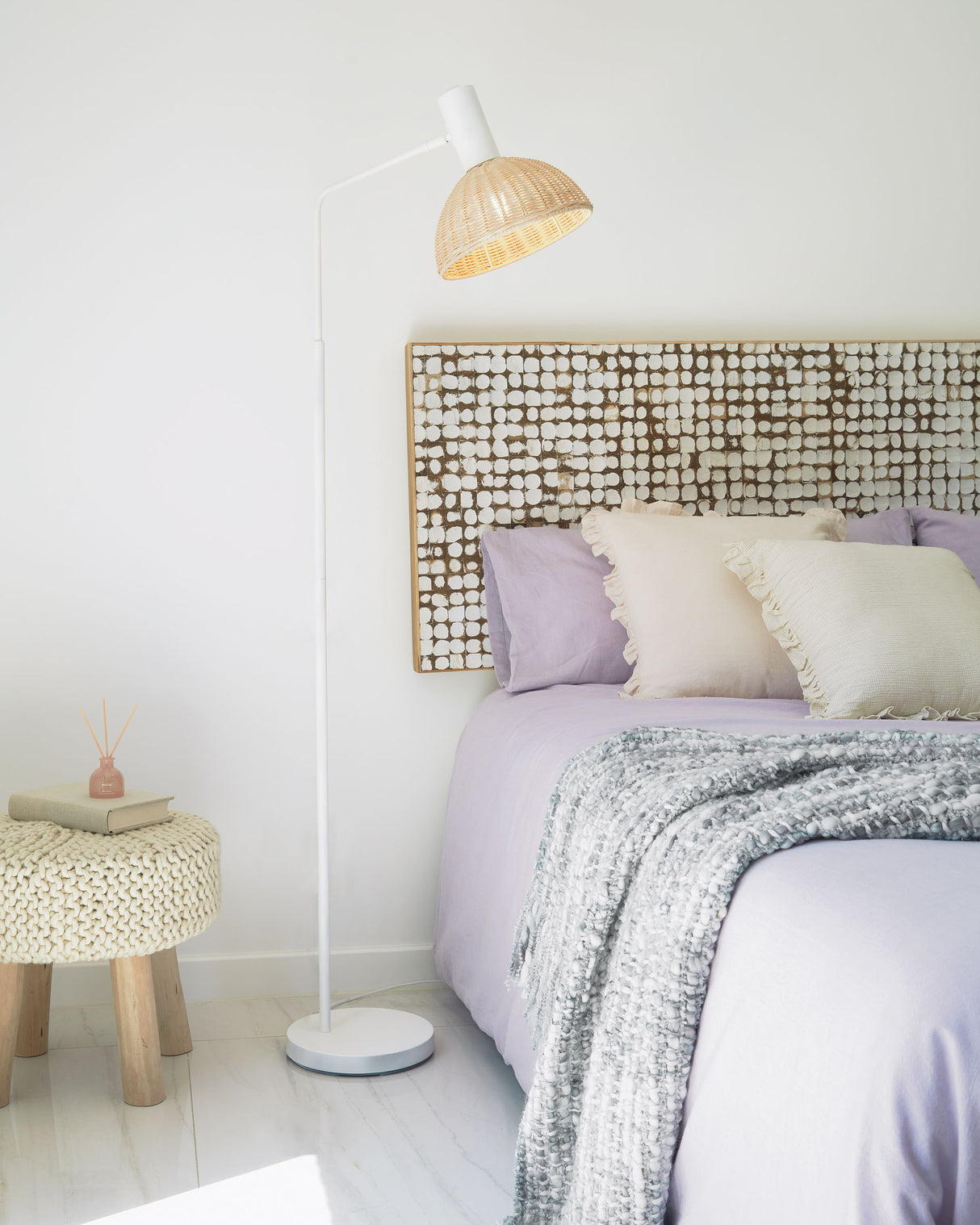 Damila Stehlampe aus Metall weiß und Rattan mit natürlichem Finish - ZEN ZONE Furniture