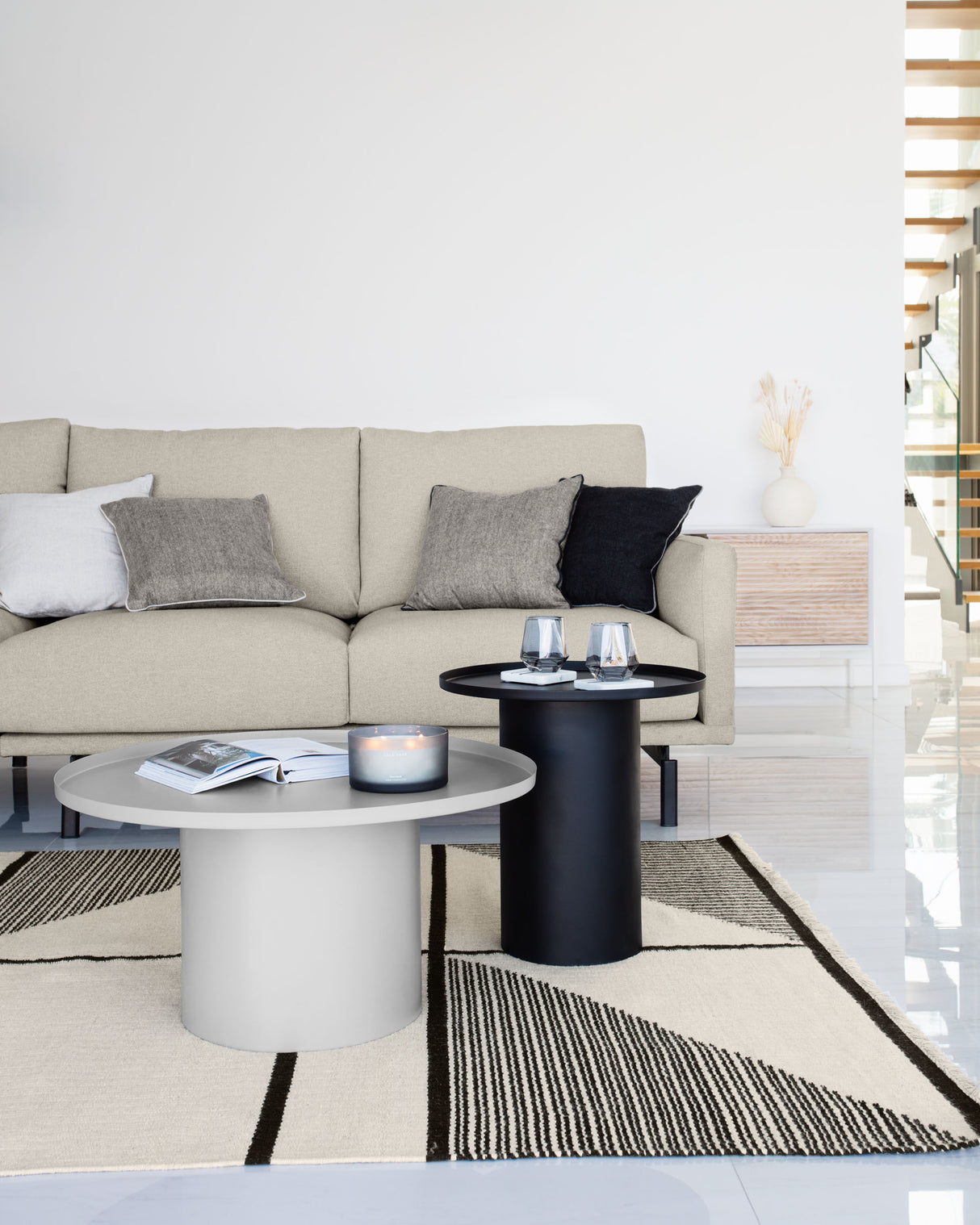 Fleksa runder Beistelltisch aus Metall grau Ø 72 cm - ZEN ZONE Furniture