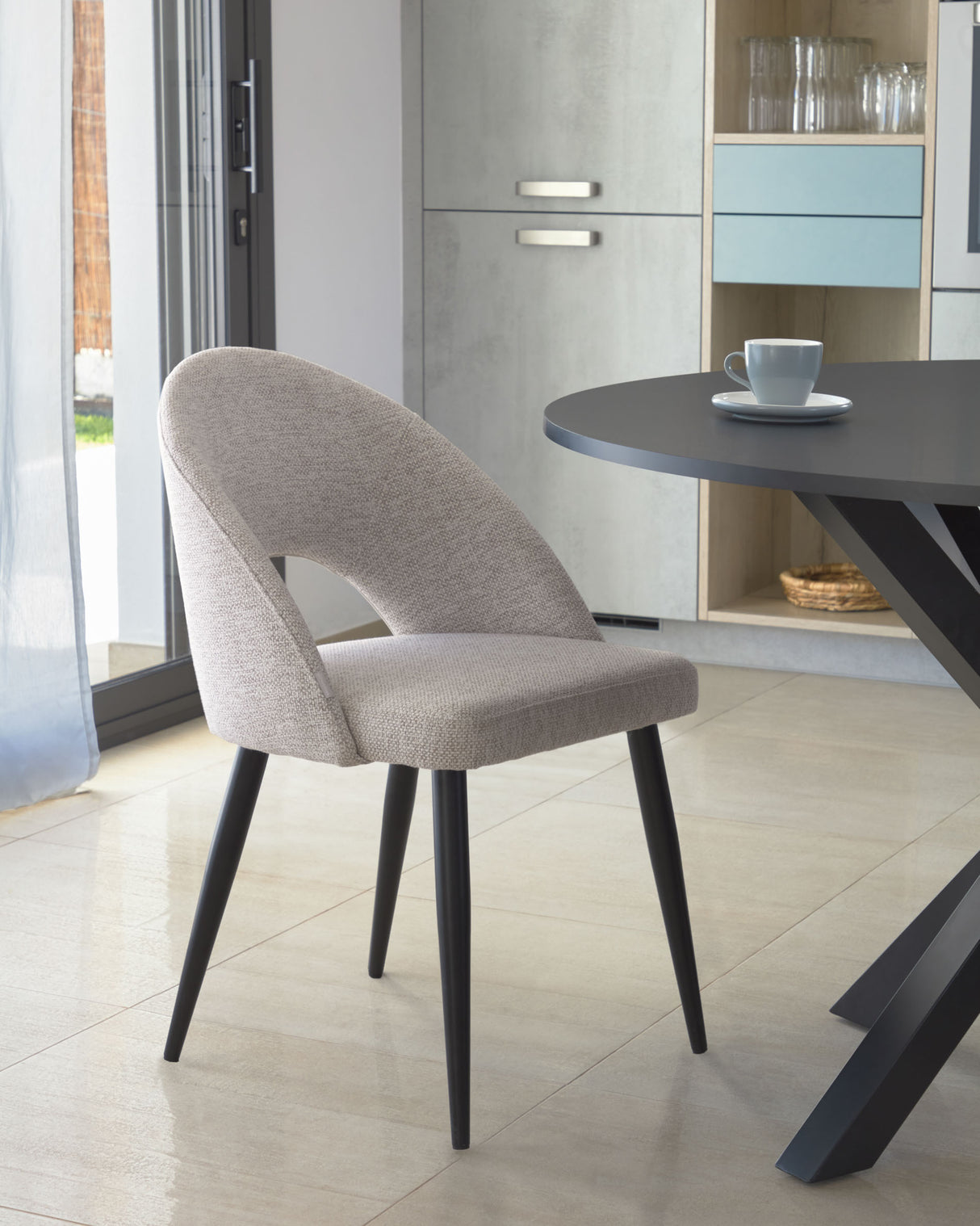 Stuhl Mael beiger mit Stahlbeinen mit schwarzem Finish - ZEN ZONE Furniture