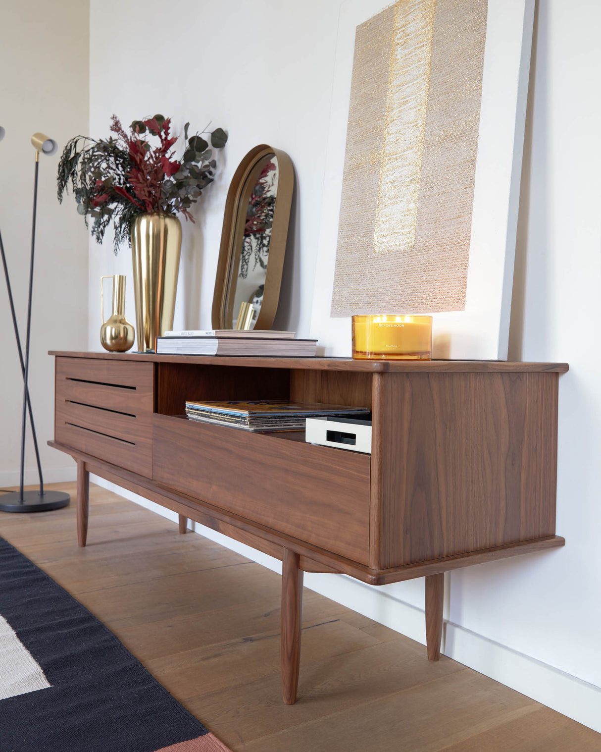 Carolin TV-Schrank 1 Türe und 1 Schublade aus Nussholzfurnier 180 x 63,5 cm - ZEN ZONE Furniture