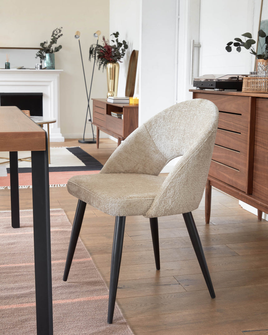 Stuhl Mael aus beigem Chenille und Stahlbeinen mit schwarzem Finish - ZEN ZONE Furniture