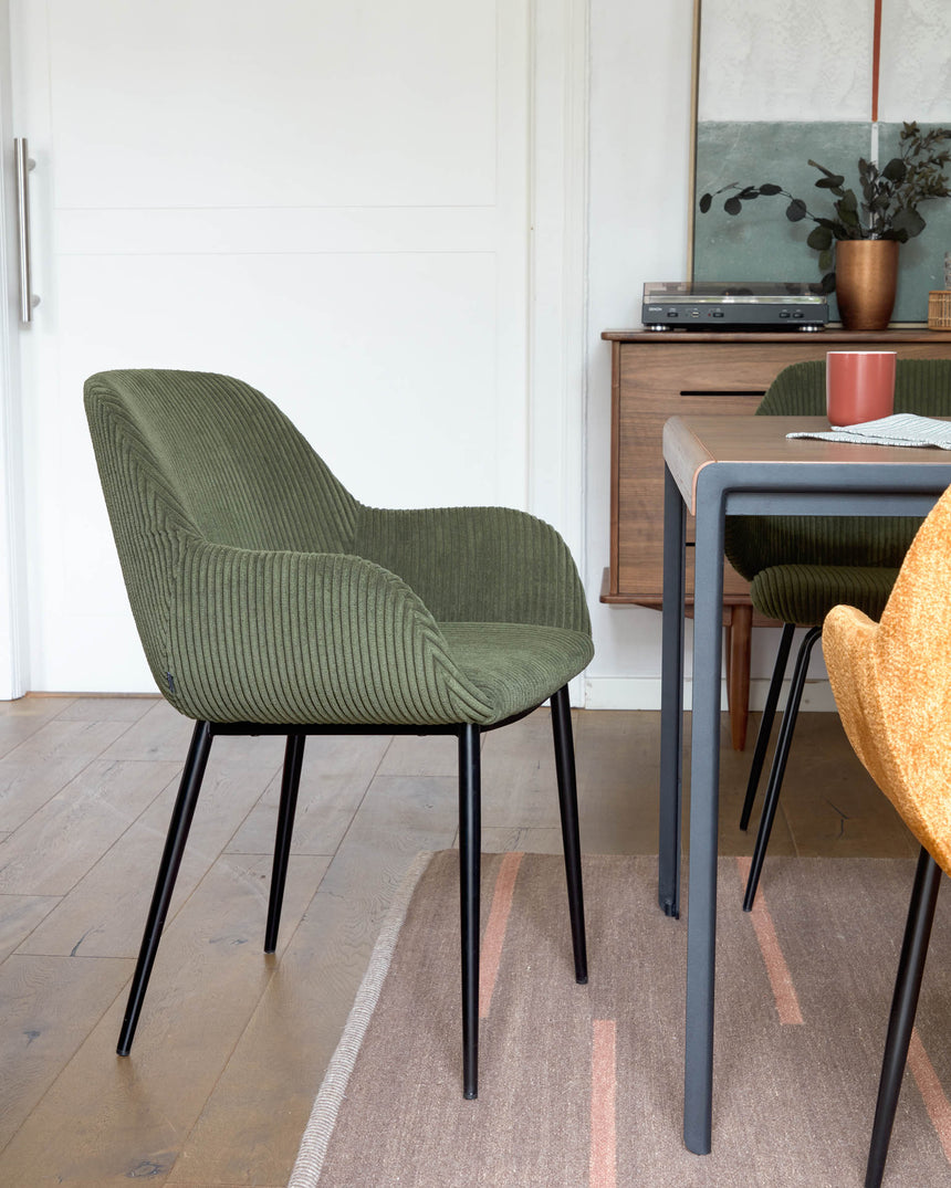 Konna Stuhl aus dunkelgrünem, breitem Cord mit schwarz lackierten Stahlbeinen - ZEN ZONE Furniture