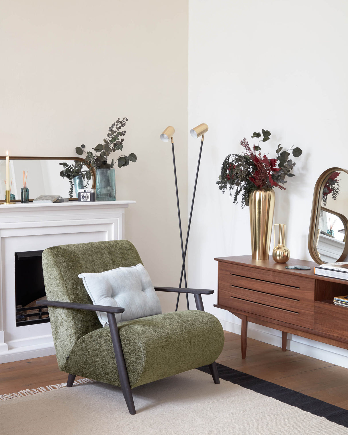 Clemence Stehlampe aus schwarzem Metall und goldfarbenen Lampenschirmen - ZEN ZONE Furniture