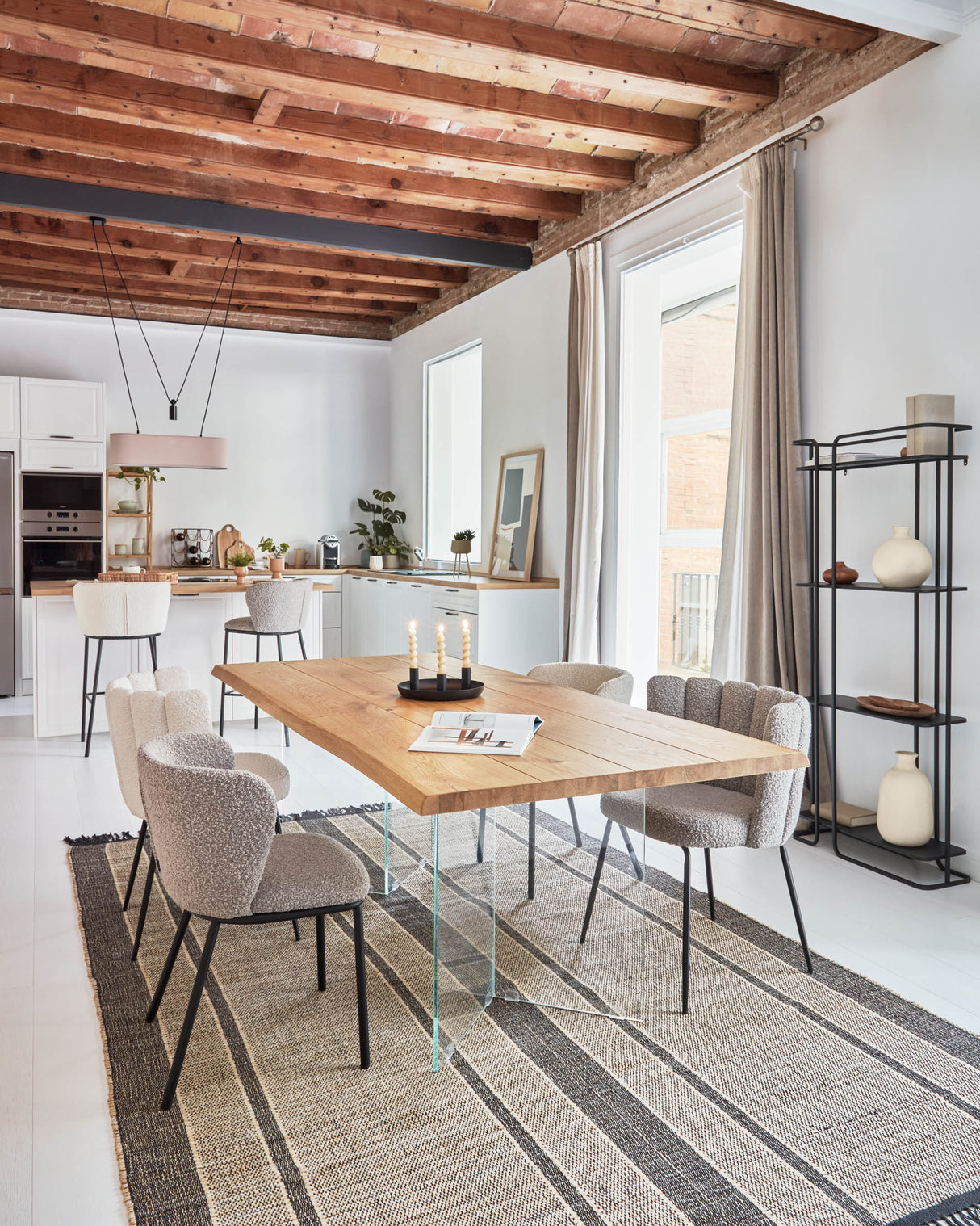 Ciselia Stuhl mit hellgrauem Bouclé-Bezug und schwarzem Metall - ZEN ZONE Furniture