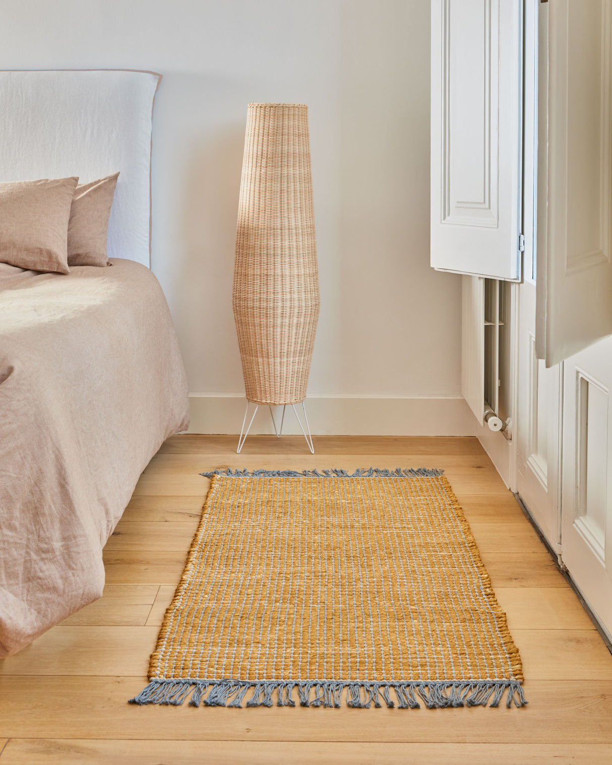 Kamaria große Stehlampe aus Rattan mit natürlichem Finish - ZEN ZONE Furniture