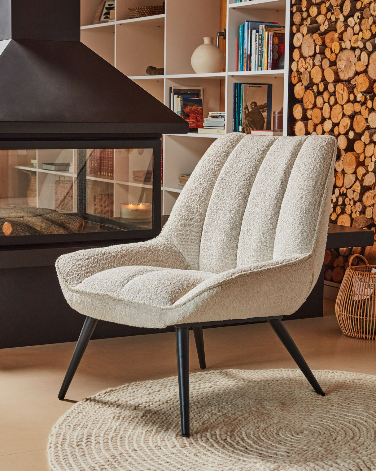Marlina Sessel mit Bezug im Bouclé-Stil weiß mit Stahlbeinen mit schwarzem Finish - ZEN ZONE Furniture