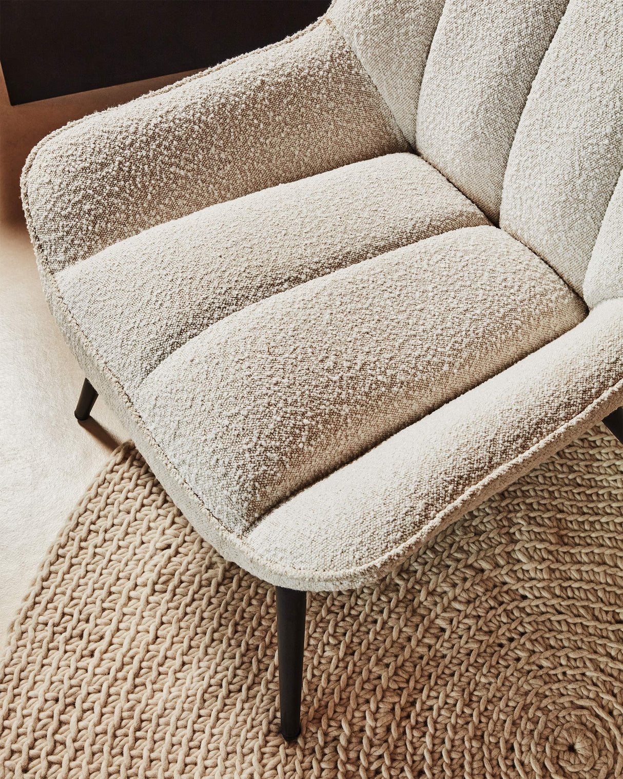 Marlina Sessel mit Bezug im Bouclé-Stil weiß mit Stahlbeinen mit schwarzem Finish - ZEN ZONE Furniture