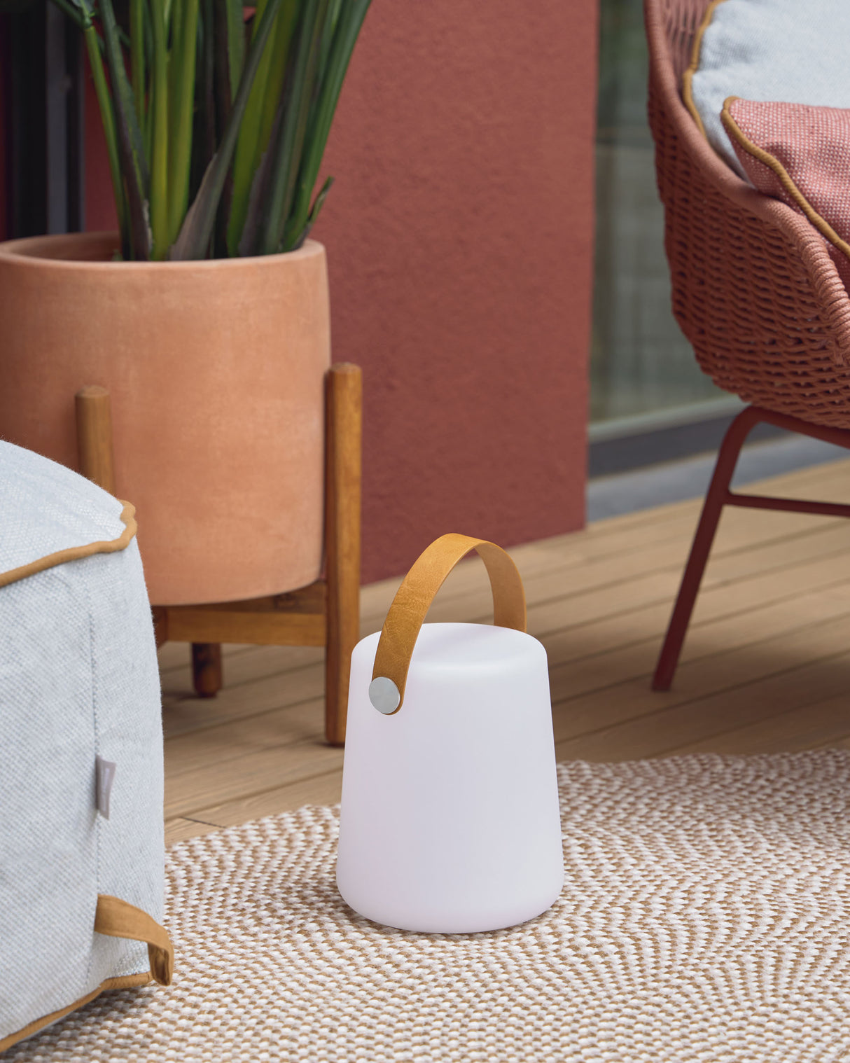 Dialma Tischlampe mit braunem Griff - ZEN ZONE Furniture