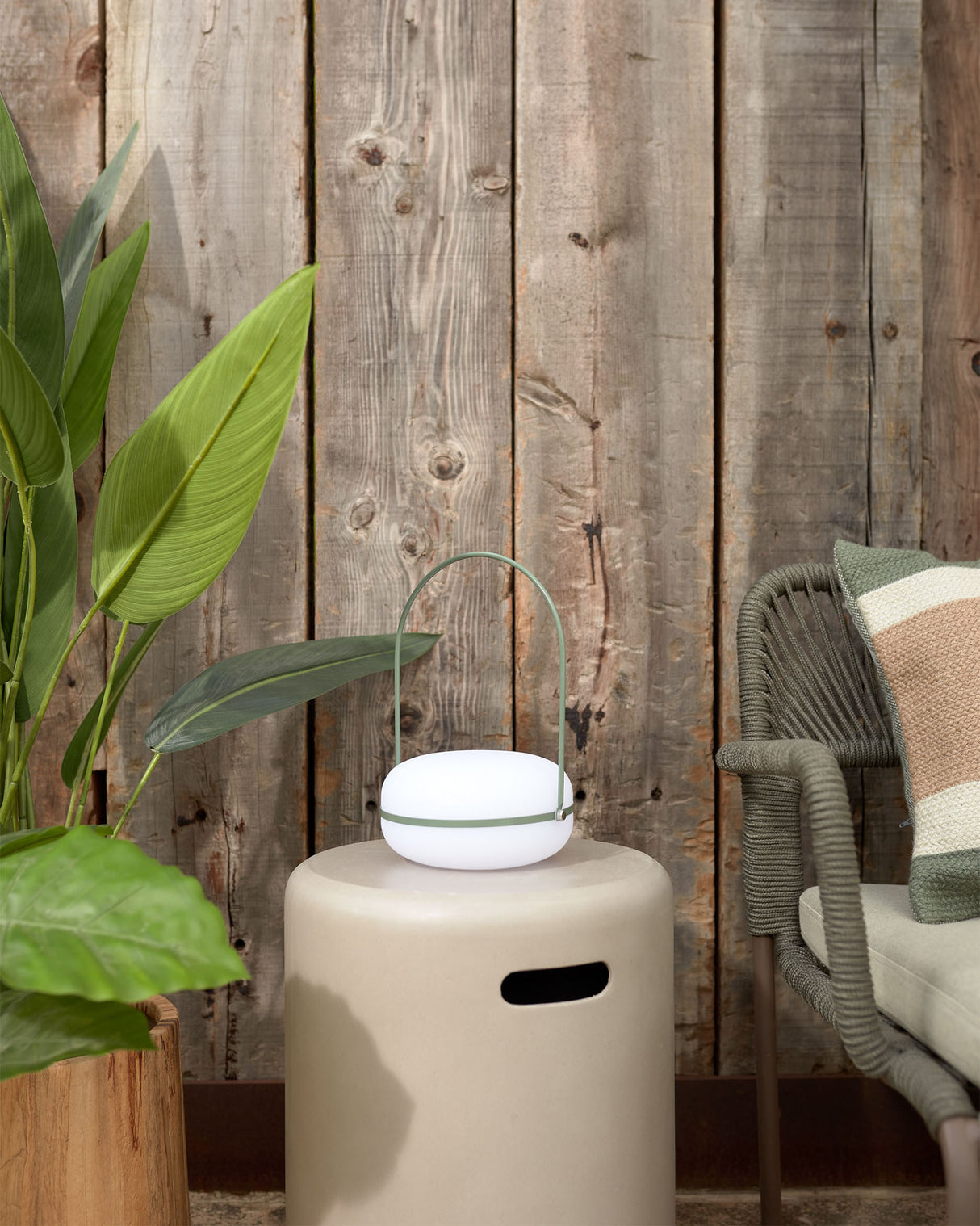 Tea Tischlampe aus Polyethylen und Metall mit grünem Finish - ZEN ZONE Furniture