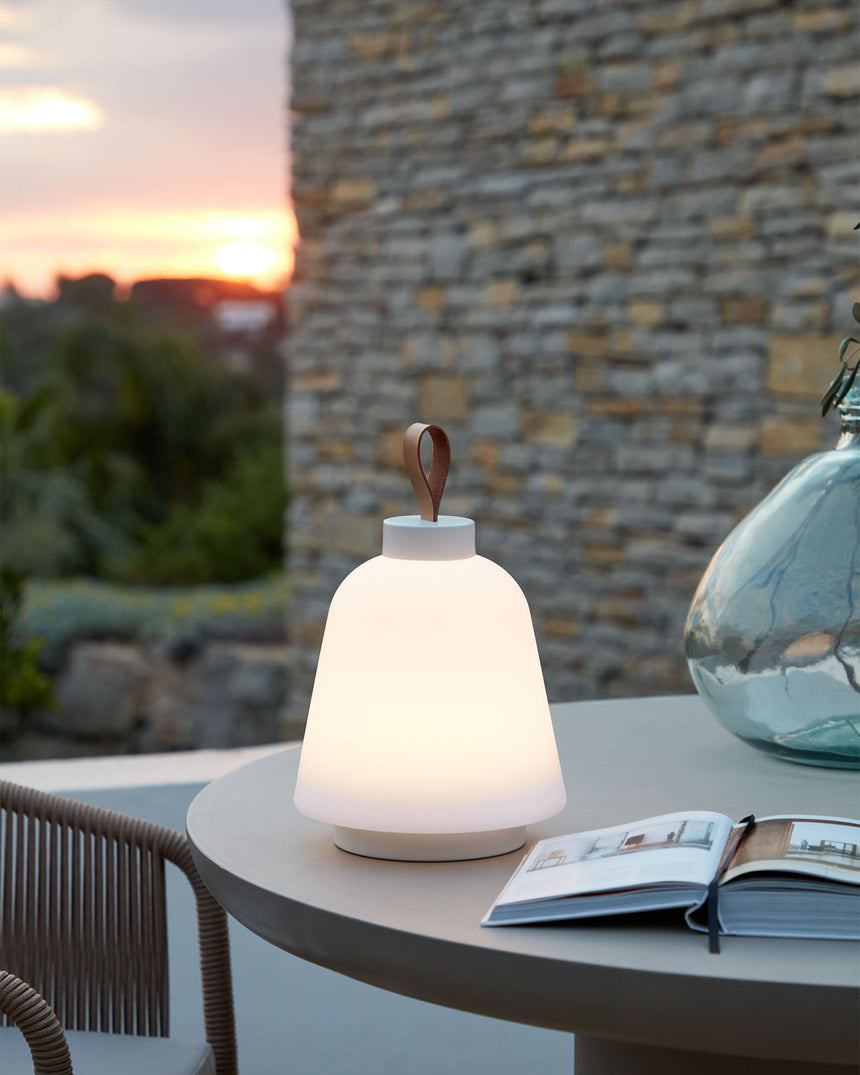 Udiya Tischlampe aus Polyethylen und Metall mit weißem Finish - ZEN ZONE Furniture