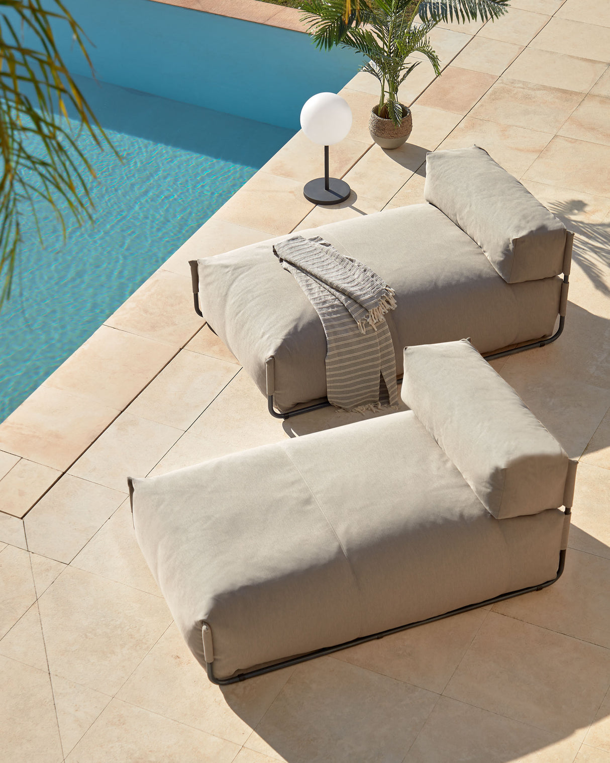 Square Puff Modularsofa longue m. Rückenlehne 100% outdoor grün und Alu schwarz 165x101 cm - ZEN ZONE Furniture