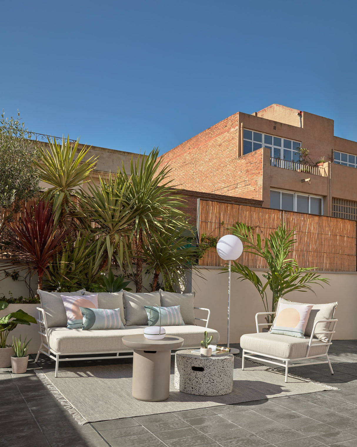 Taimi Runder Outdoor Beistelltisch aus Zement Ø 50 cm - ZEN ZONE Furniture