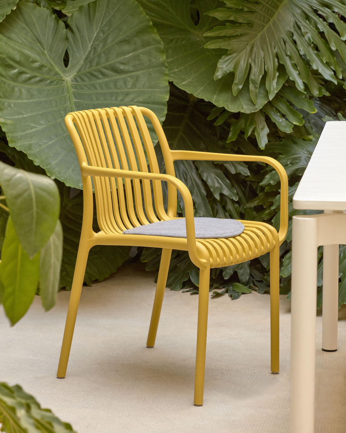 Stapelbarer Outdoor Stuhl Isabellini gelb - ZEN ZONE Furniture