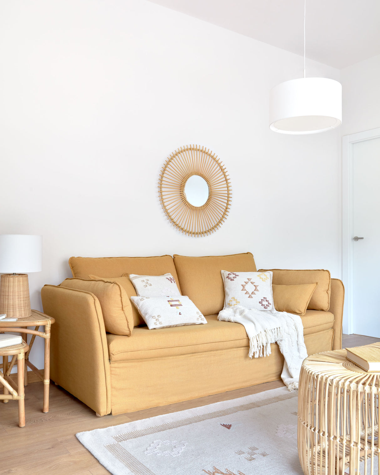 Tanit Schlafsofa senffarben und Beine aus massivem Buchenholz natürliches Finish 210 cm - ZEN ZONE Furniture