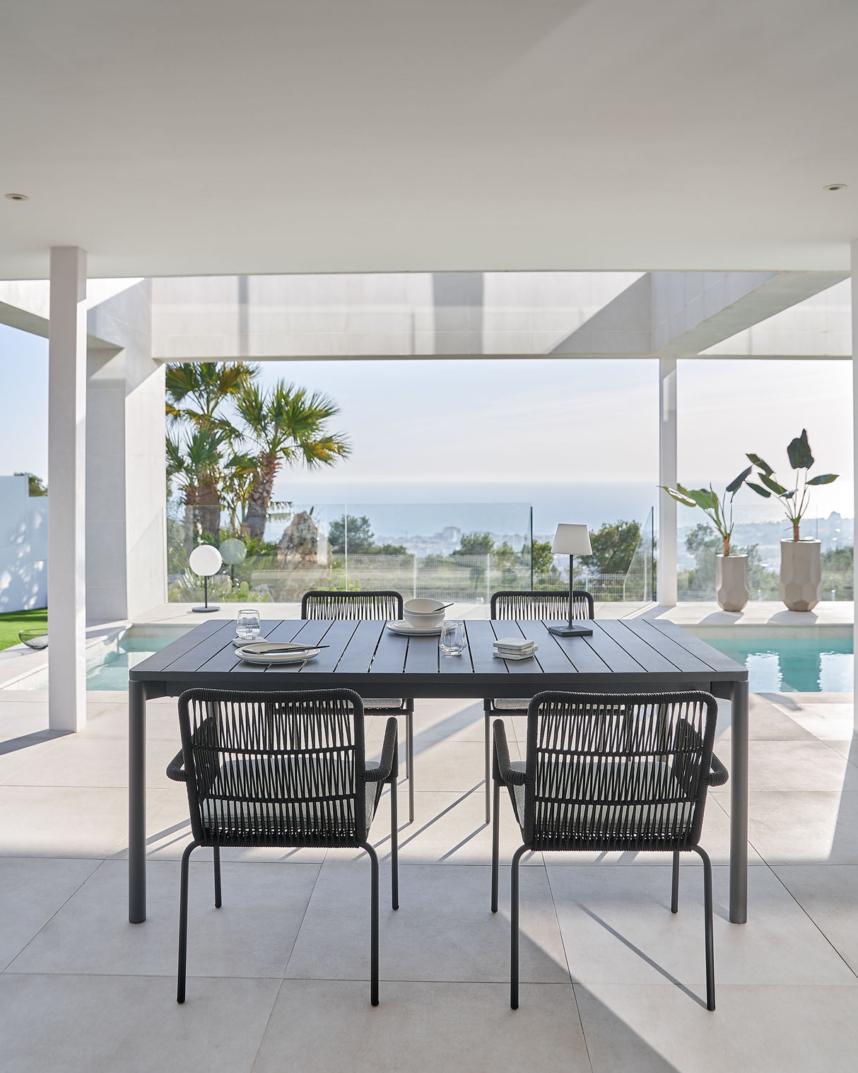 Samanta Seilstuhl schwarz und Beine aus verzinktem Stahl - ZEN ZONE Furniture