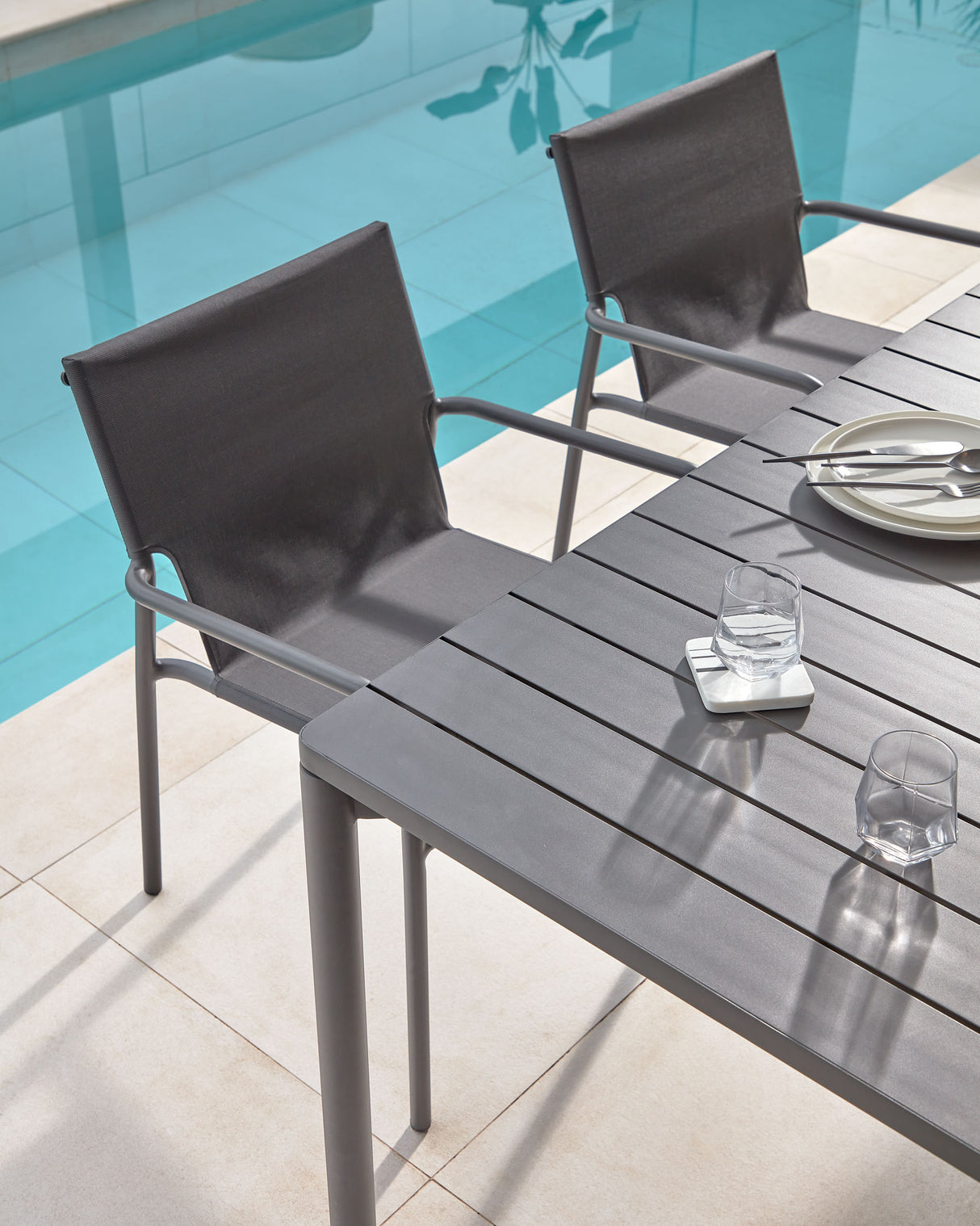 Zaltana ausziehbarer Outdoor-Tisch aus Aluminium matt dunkelgrau 140 (200) x 90 cm - ZEN ZONE Furniture