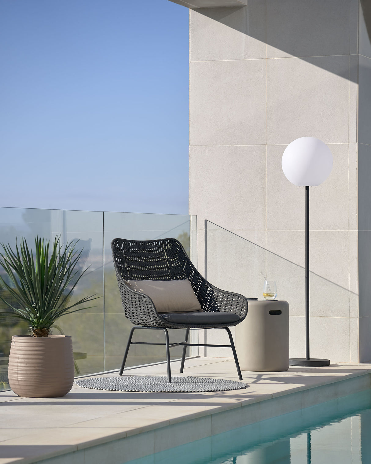 Dinesh Stehlampe aus schwarzem Stahl - ZEN ZONE Furniture