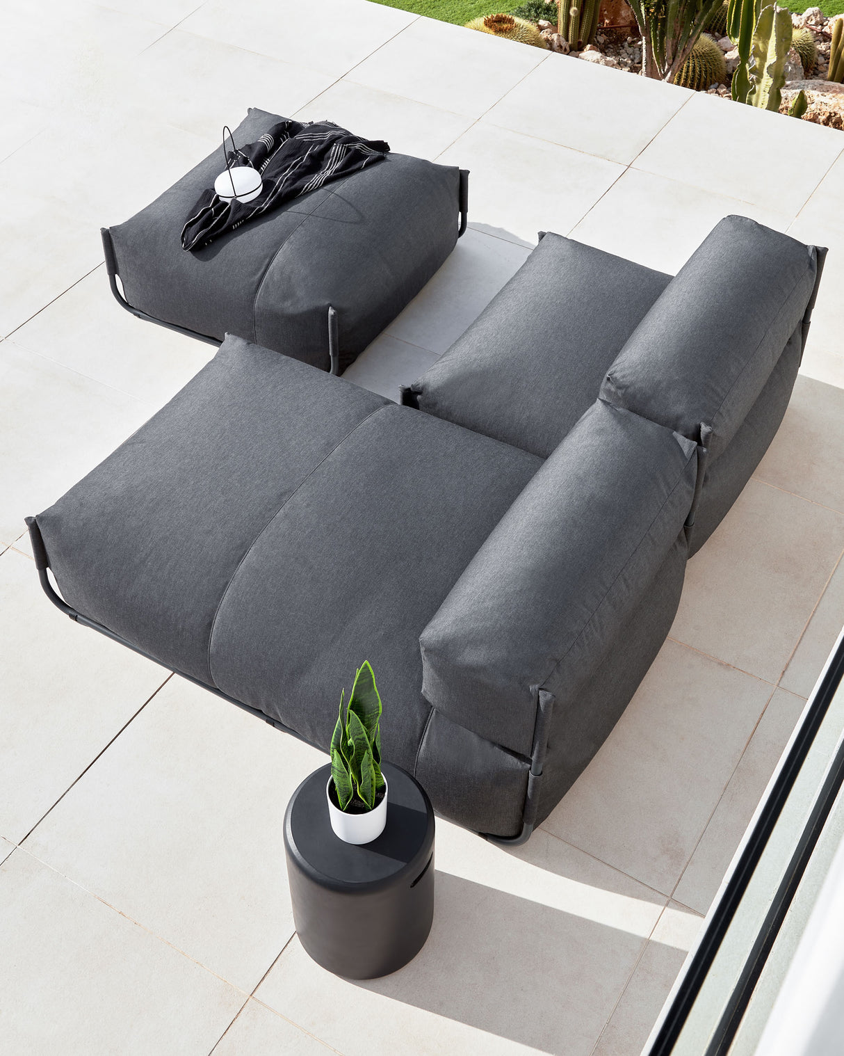 Taimi Outdoor Hocker aus Zement mit schwarzem Finish Ø 35 cm - ZEN ZONE Furniture