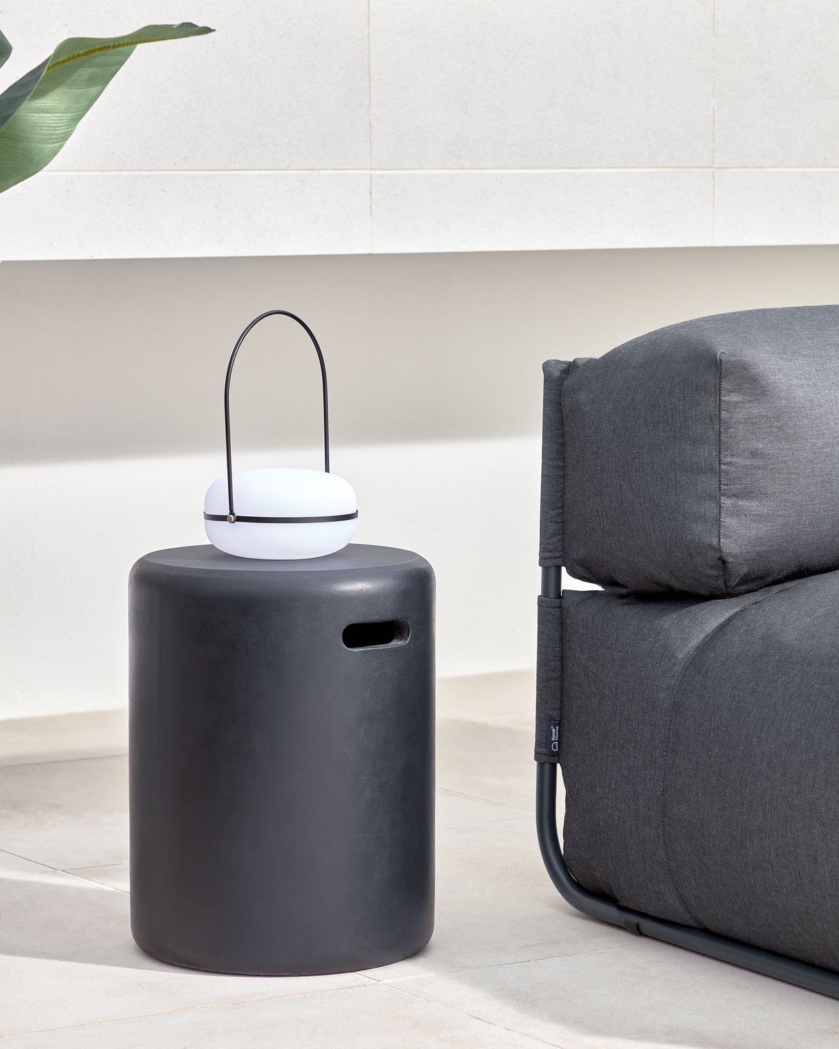 Taimi Outdoor Hocker aus Zement mit schwarzem Finish Ø 35 cm - ZEN ZONE Furniture