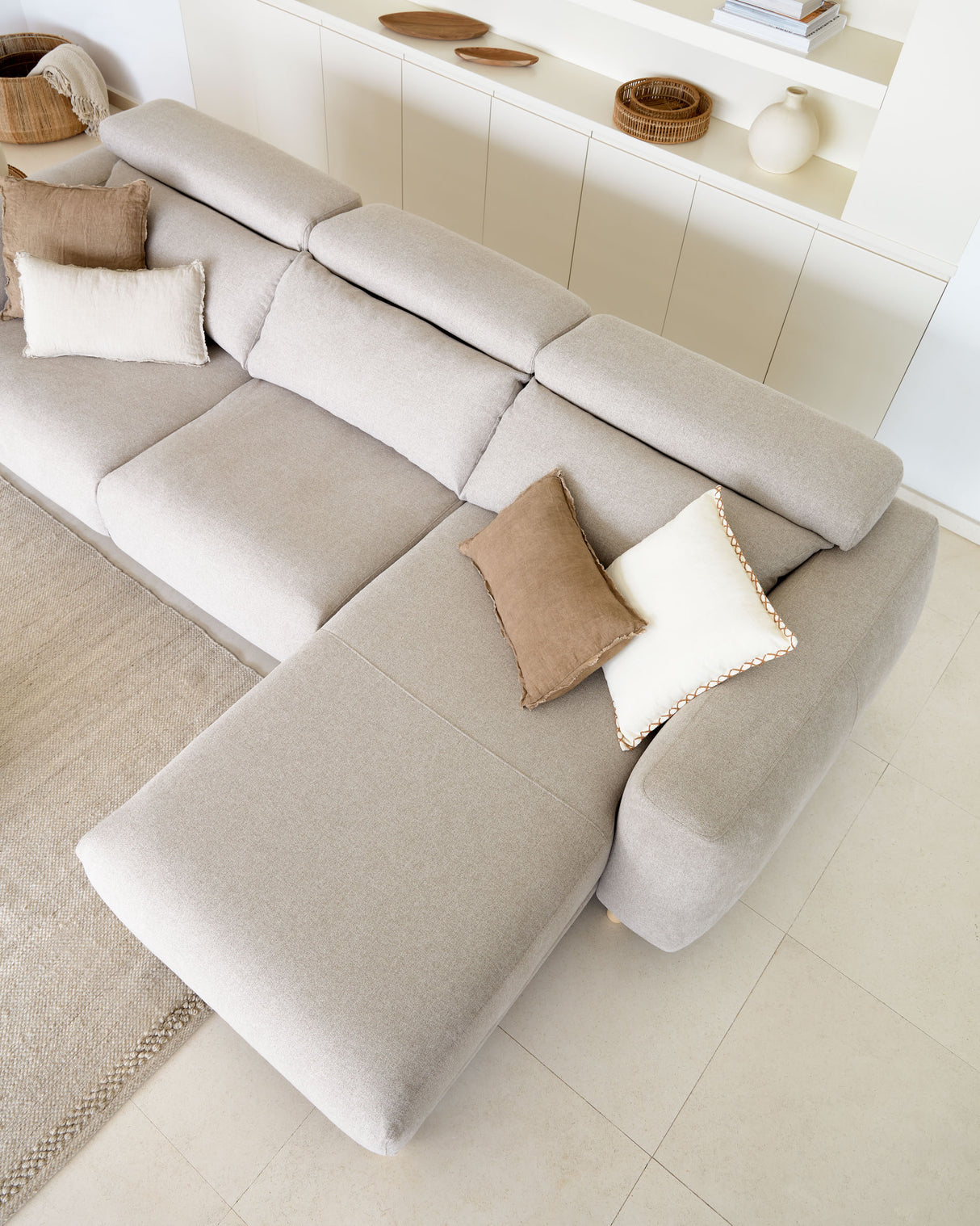 Singa 3-Sitzer Sofa mit Chaiselongue rechts, verstellbarer Kopfstütze und ausziehbarem Sitz beige 296 cm FSC Mix Credit - ZEN ZONE Furniture