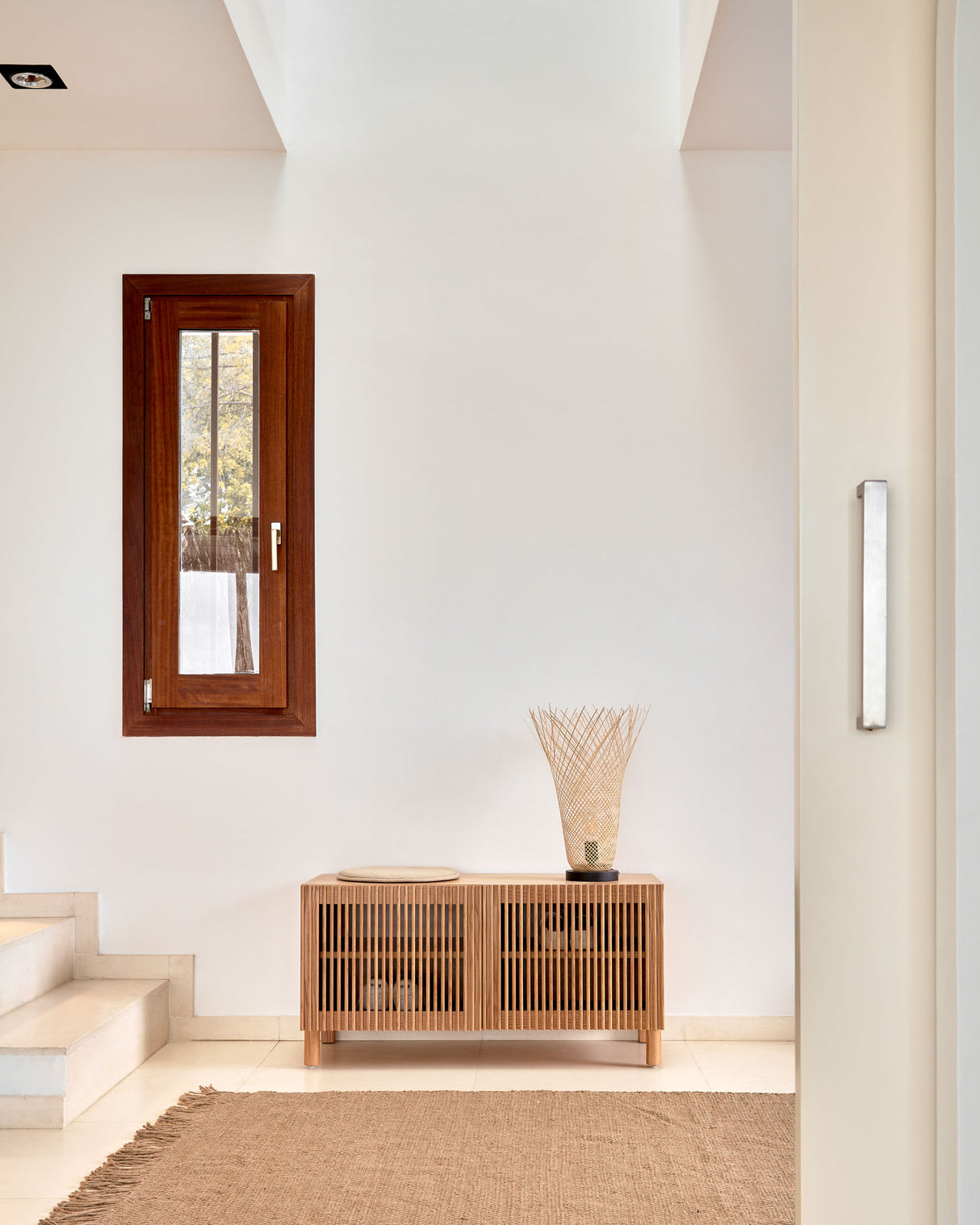 Beyla Schuhregal mit 2 Türen aus massiver Eiche und Eichenfurnier 98,5 cm FSC 100% - ZEN ZONE Furniture