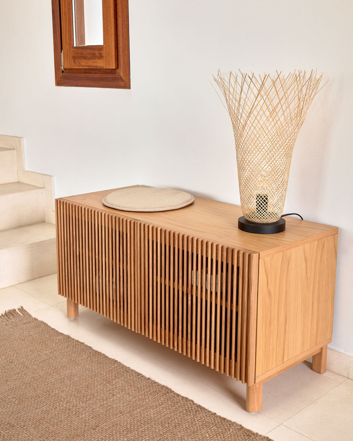 Beyla Schuhregal mit 2 Türen aus massiver Eiche und Eichenfurnier 98,5 cm FSC 100% - ZEN ZONE Furniture