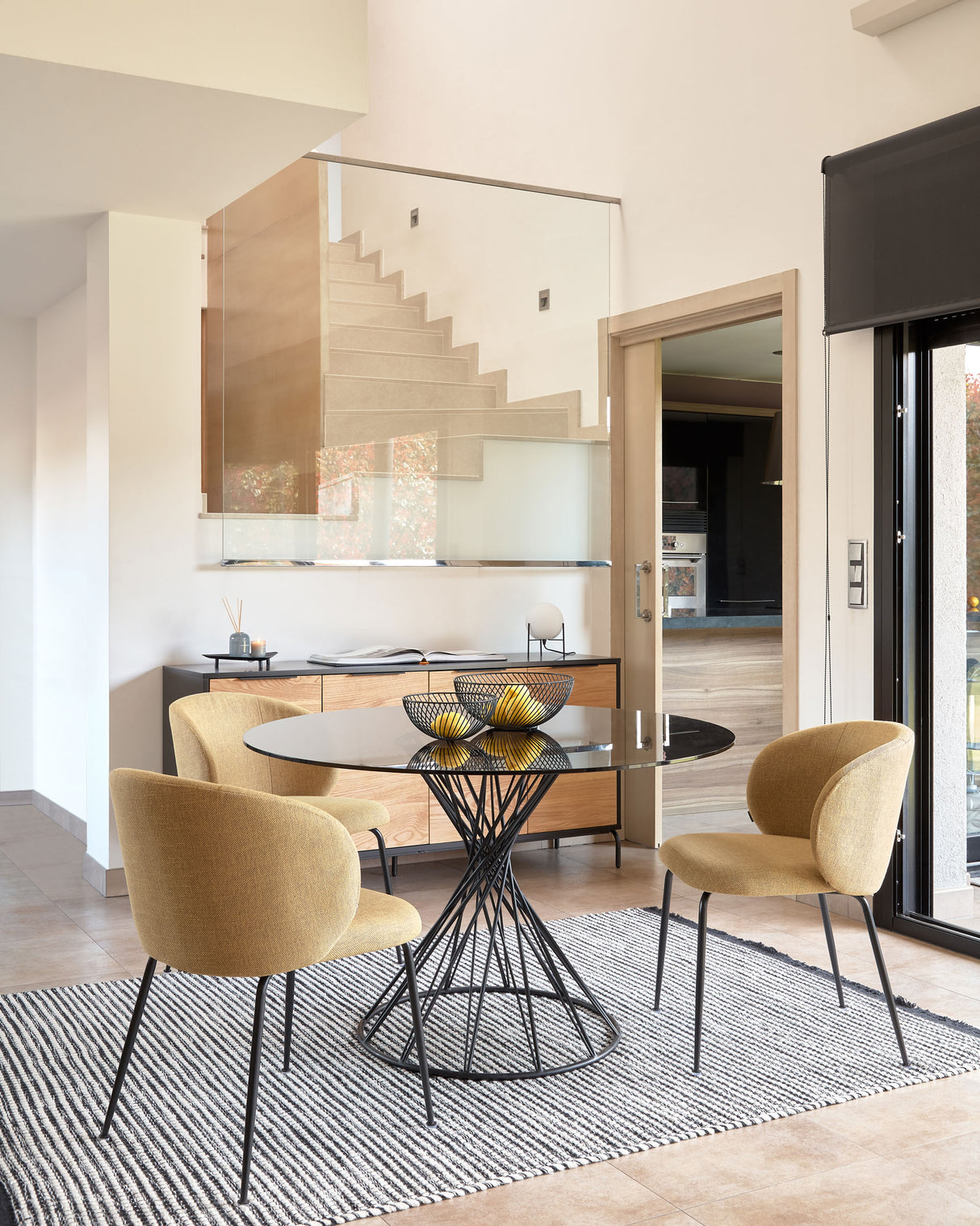 Minna Stuhl senfgelb und Stahlbeine mit schwarzem Finish - ZEN ZONE Furniture