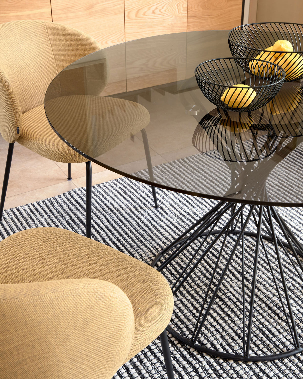 Niut Glas-Tisch Schwarz Ø 120 cm - ZEN ZONE Furniture