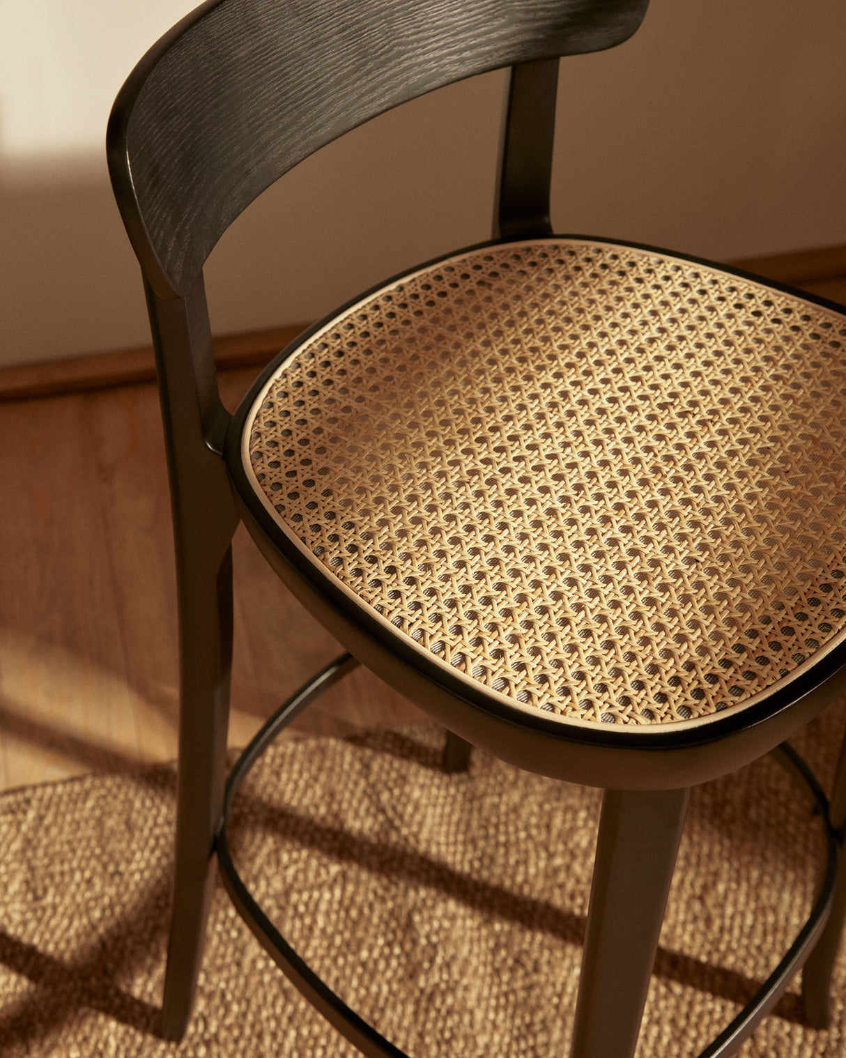 Romane Hocker aus Buchenholz mit schwarzem Finish, Eschenfurnier und Rattan Höhe 75 cm - ZEN ZONE Furniture