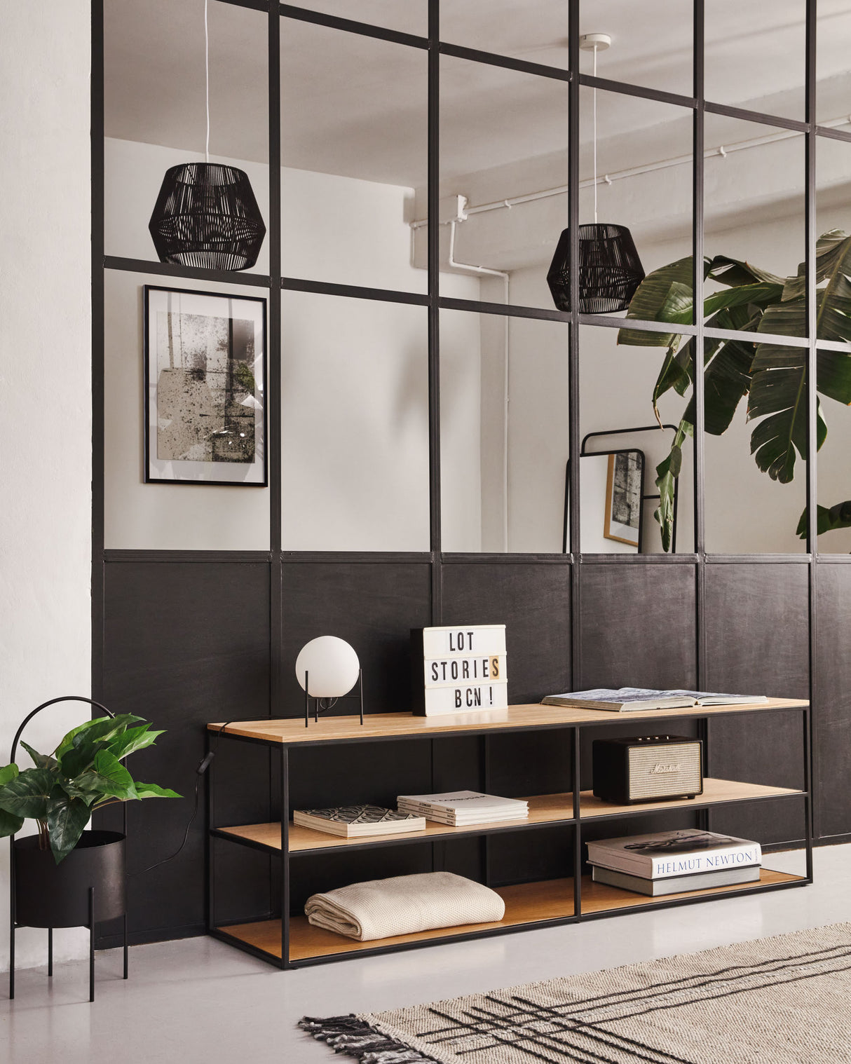 Yoana TV-Möbel aus Eichenfurnier und schwarz lackiertem Metallgestell 160 x 40 cm - ZEN ZONE Furniture