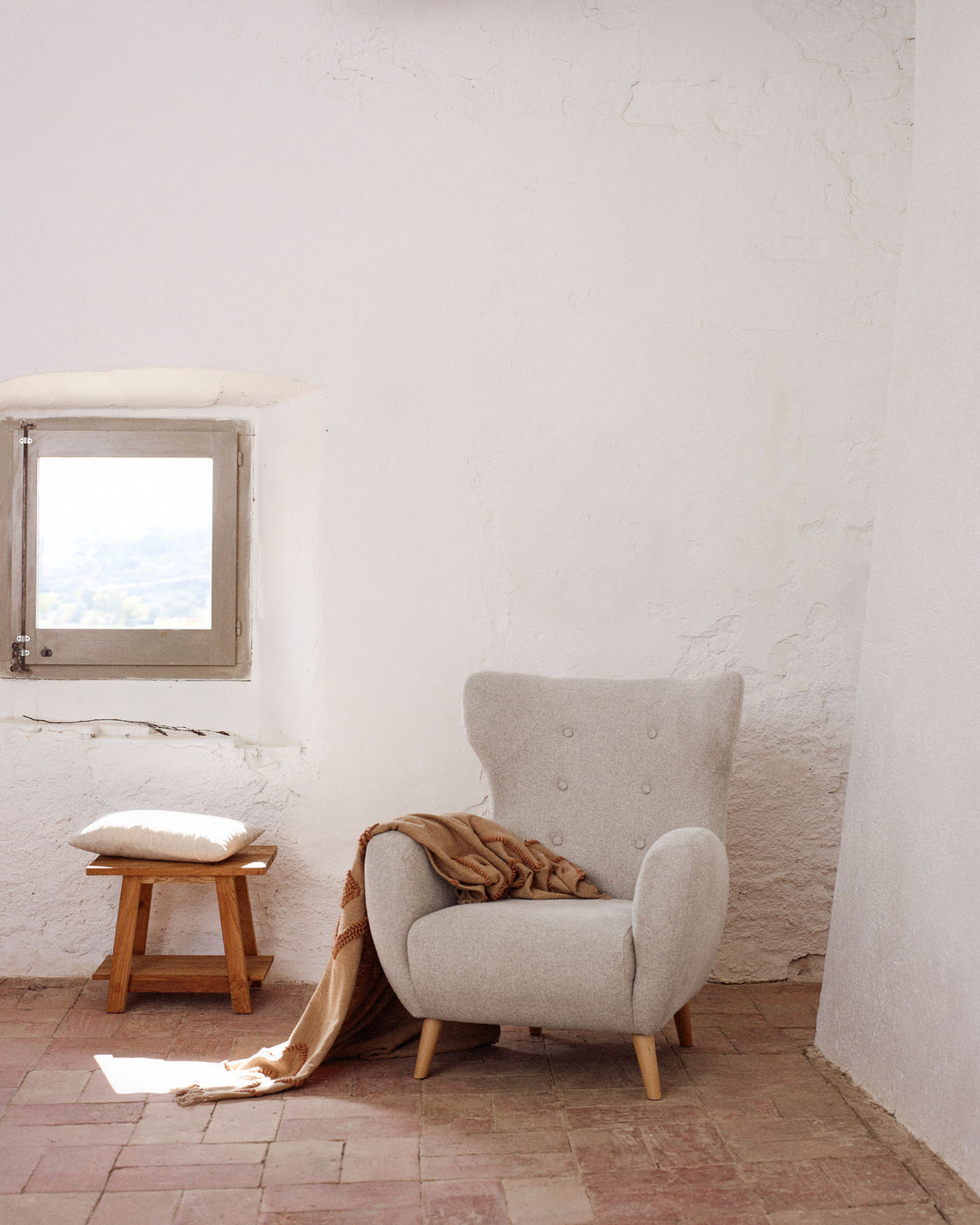 Patio Sessel aus beiger Chenille mit Beinen aus massiver Buche - ZEN ZONE Furniture