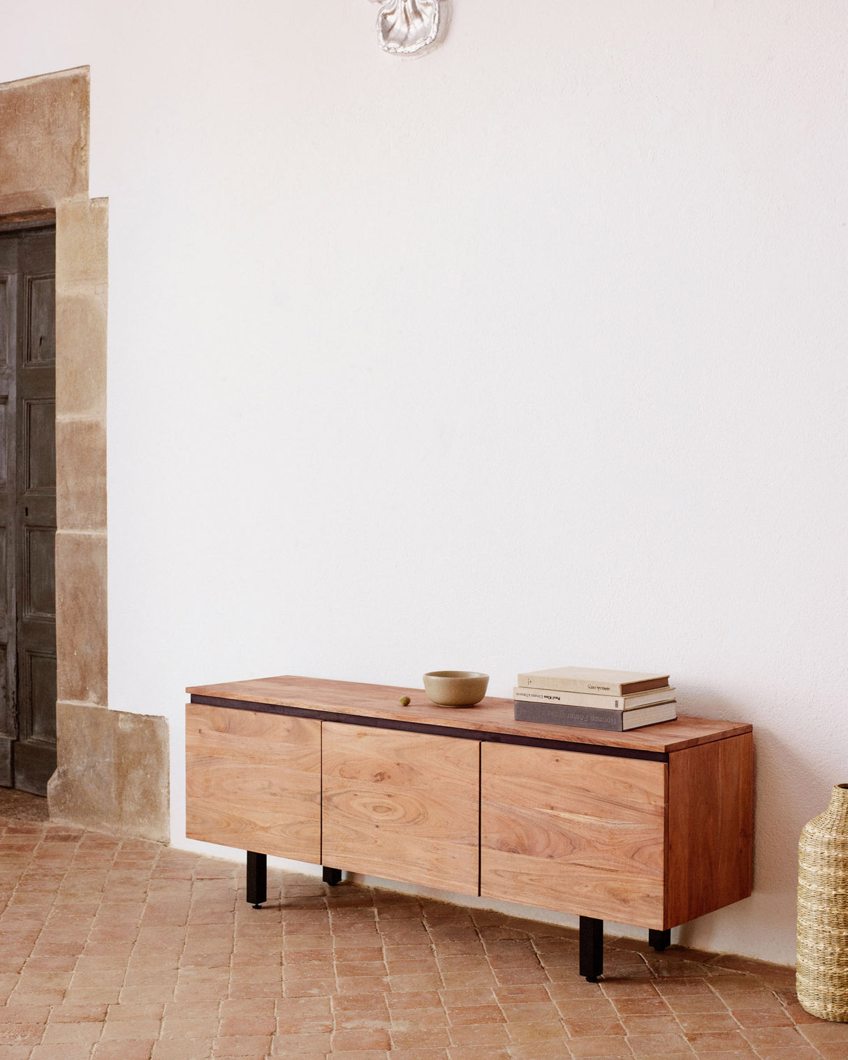 Uxue TV-Möbel 3-türig aus massivem Akazienholz mit natürlichem Finish 150 x 58 cm - ZEN ZONE Furniture