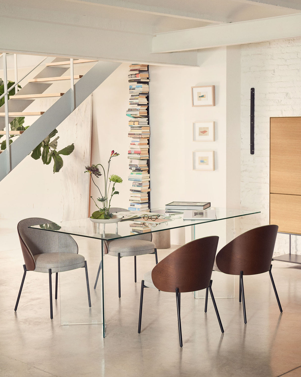 Eamy Stuhl hellbraun Eschenfurnier mit Wenge-Finish und Metall in Schwarz - ZEN ZONE Furniture