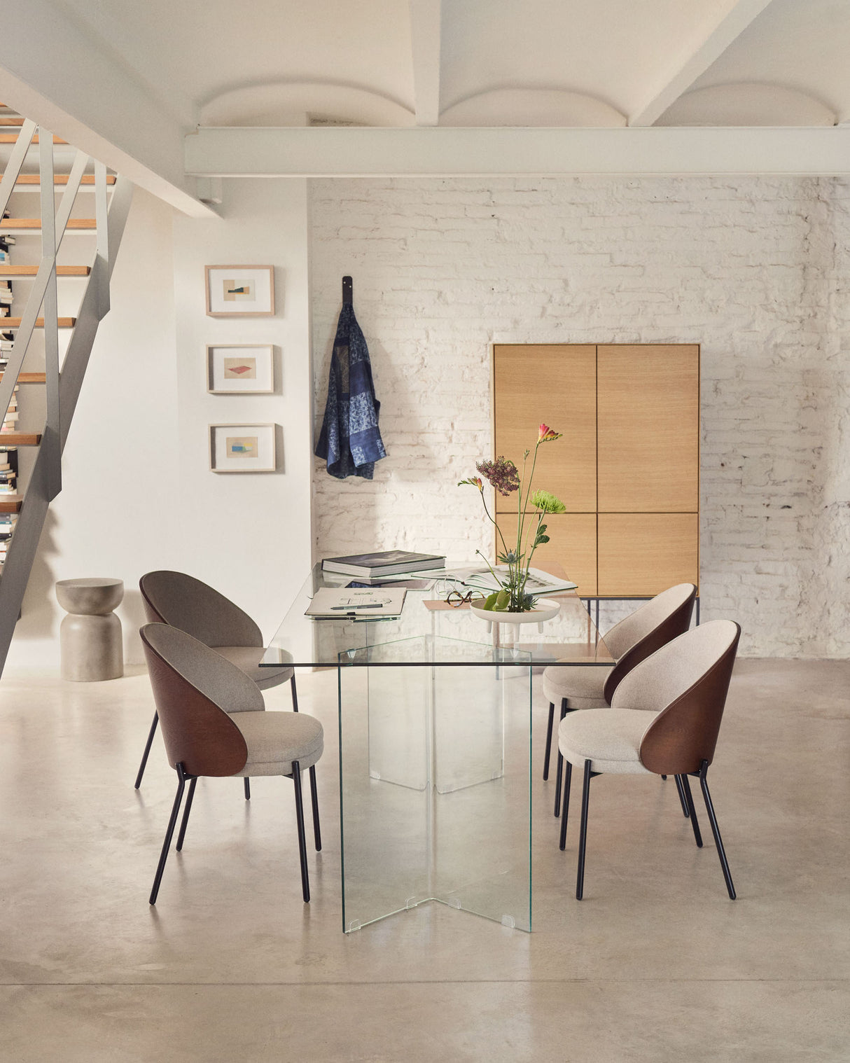 Eamy Stuhl hellbraun Eschenfurnier mit Wenge-Finish und Metall in Schwarz - ZEN ZONE Furniture