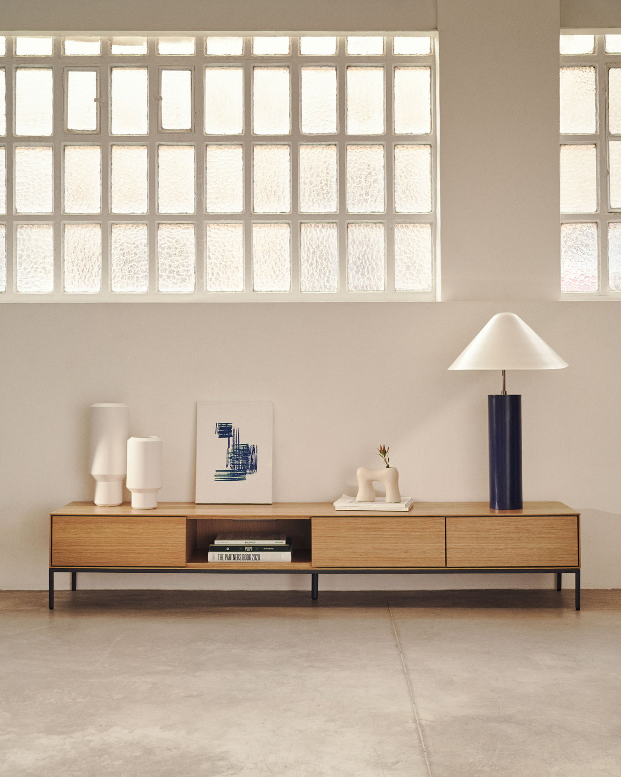 Vedrana TV-Schrank 3 Schubladen aus Eichenfurnier und Stahlbeine in Schwarz 195 x 35 cm - ZEN ZONE Furniture