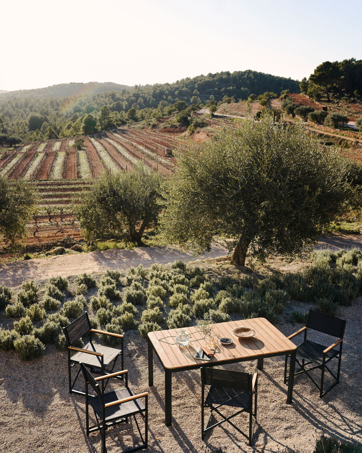 Llado Klappstuhl 100% outdoor aus Aluminium in Schwarz und massivem Teakholz - ZEN ZONE Furniture