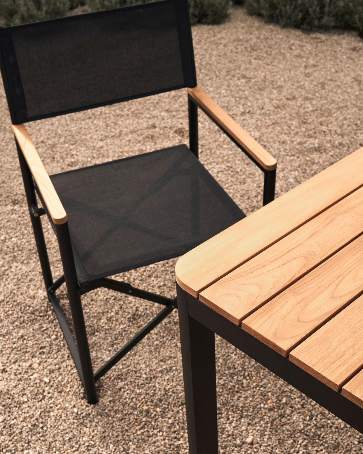 Llado Klappstuhl 100% outdoor aus Aluminium in Schwarz und massivem Teakholz - ZEN ZONE Furniture