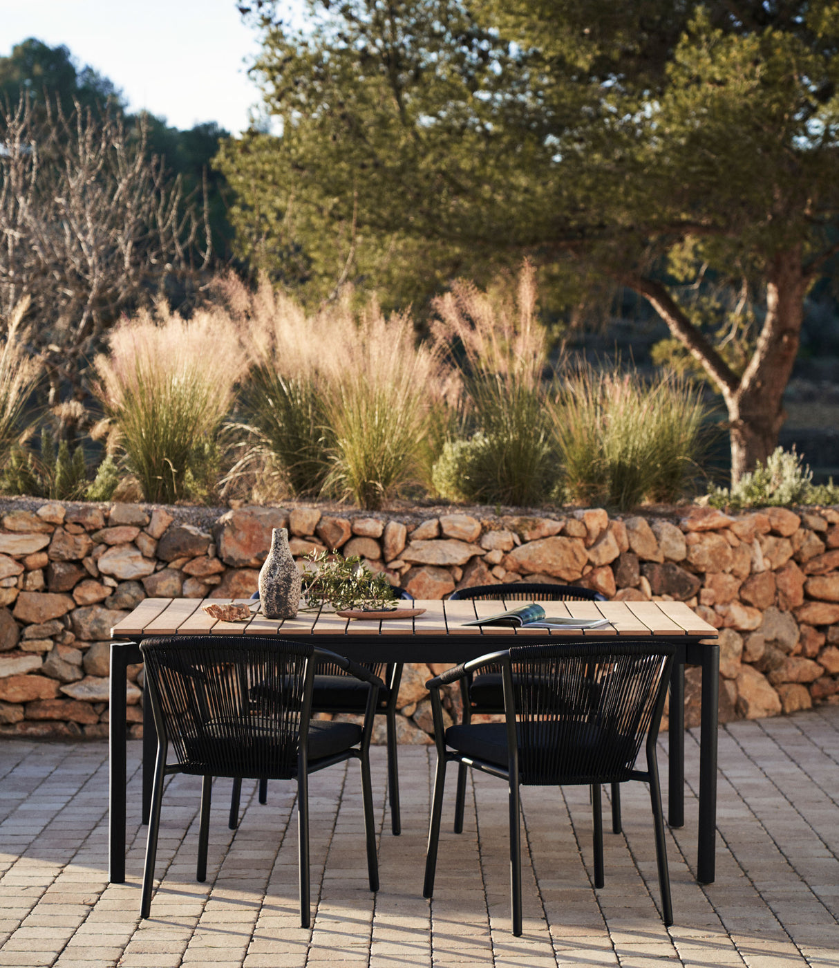 Canyelles Gartenausziehtisch aus Poly-Holz und mattschwarzem Aluminium 140 (200) x 90 cm - ZEN ZONE Furniture