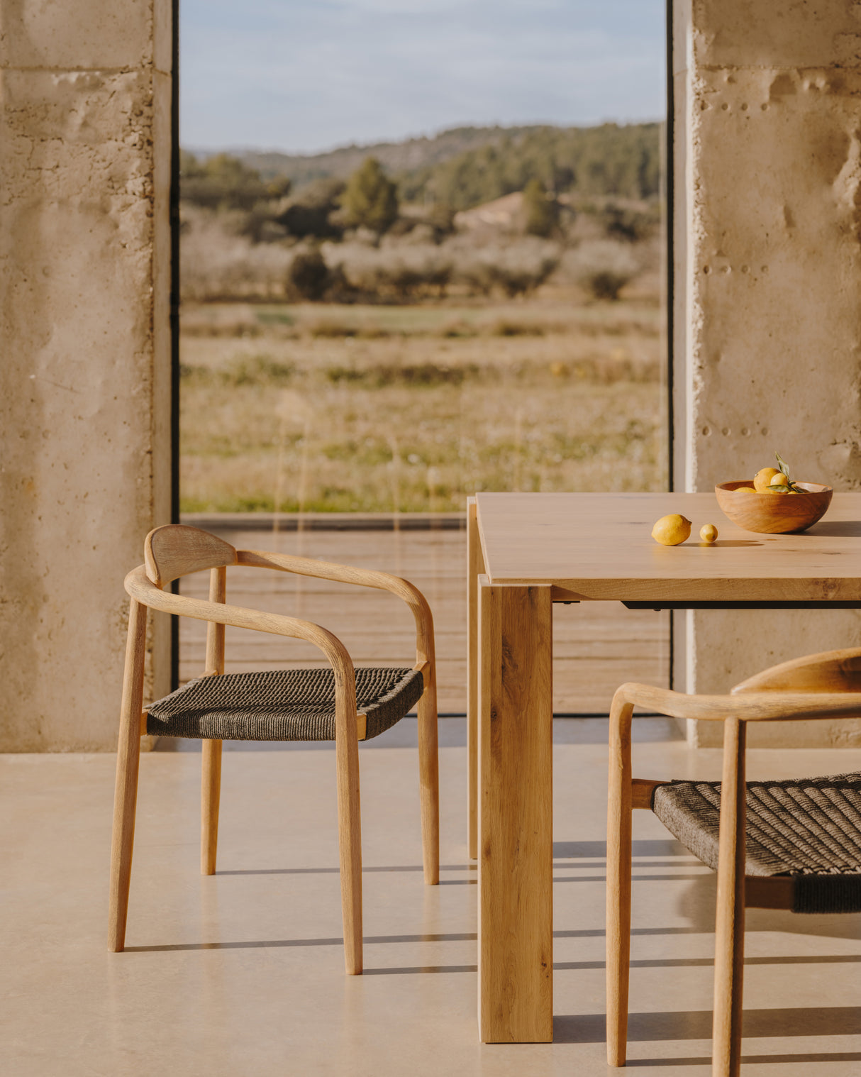 Nina stapelbarer Stuhl aus massivem Akazienholz und Seil in Schwarz - ZEN ZONE Furniture