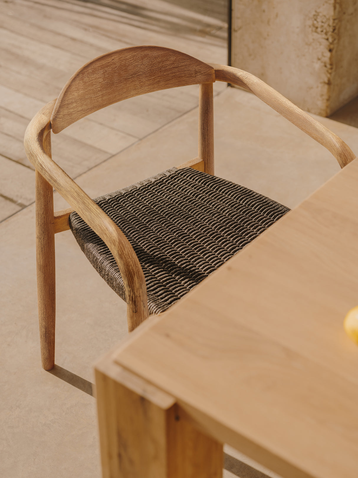 Nina stapelbarer Stuhl aus massivem Akazienholz und Seil in Schwarz - ZEN ZONE Furniture