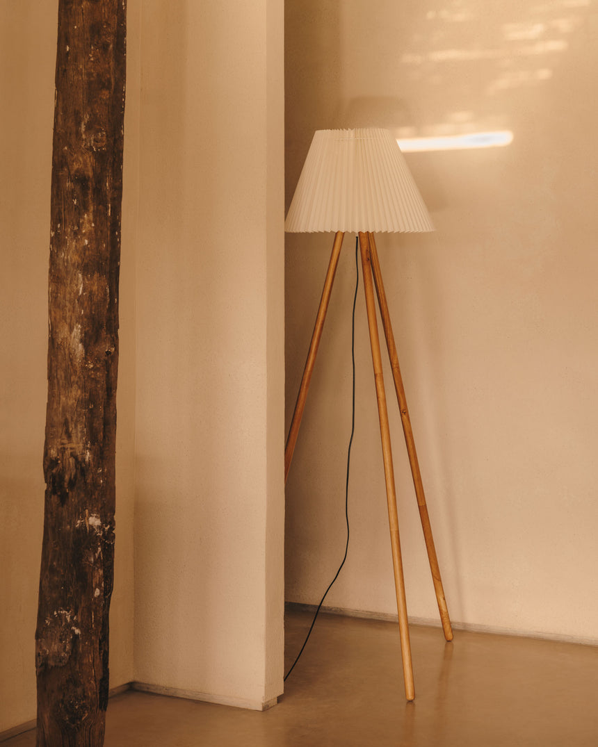Benicarlo Stehlampe aus Kautschukholz mit natürlichem Finish und Beige - ZEN ZONE Furniture