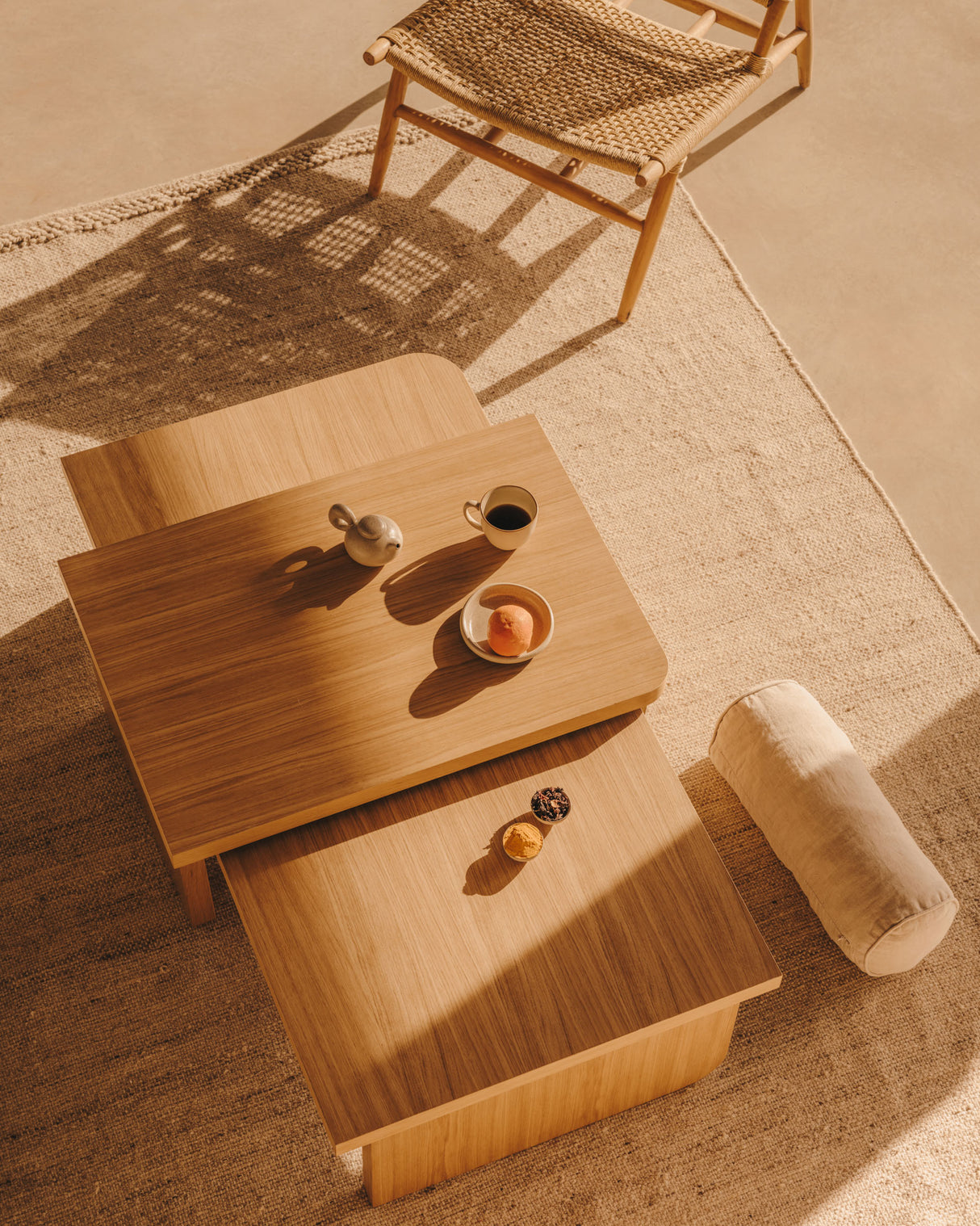 Oaq Set aus 2 Couchtischen aus Eichenfurnier mit natürlichem Finish - ZEN ZONE Furniture