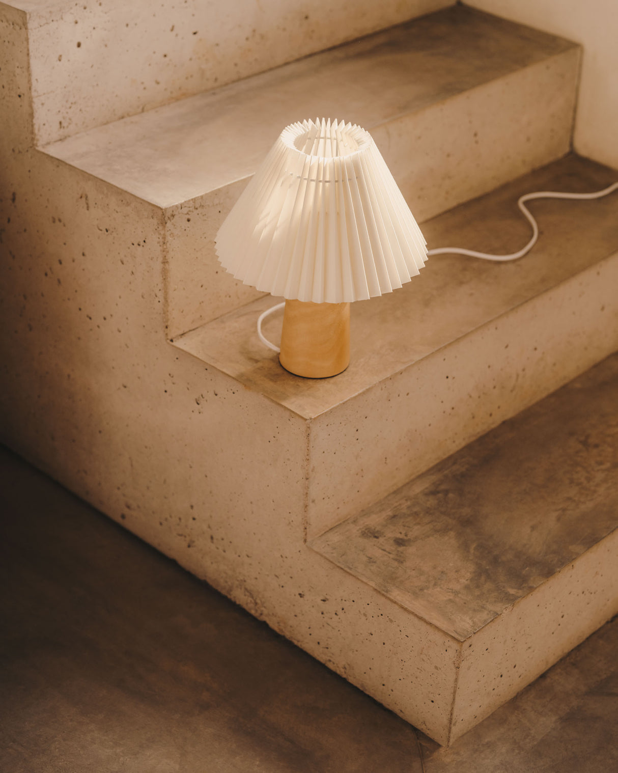 Benicarlo Tischlampe aus Holz mit Finish in Natur und Beige UK - ZEN ZONE Furniture