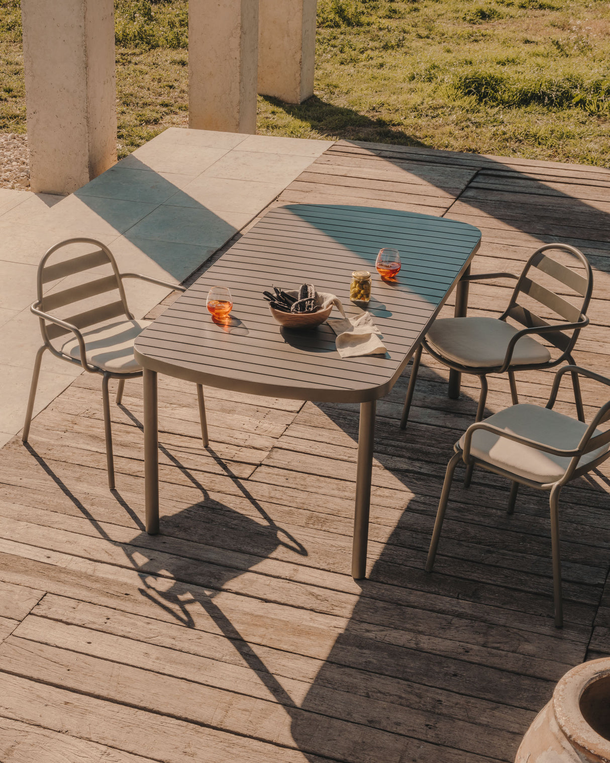 Joncols Gartentisch aus Aluminium mit Finish in Grün 180 x 90 cm - ZEN ZONE Furniture
